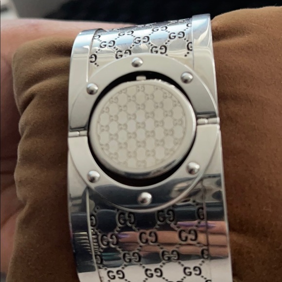 Gucci Watch with Diamonds and Mother of Pearl Face - Picture 4 of 11